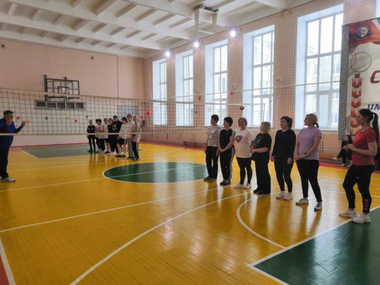 Дружеская встреча по волейболу между сборной командой девушек и командой учителей.